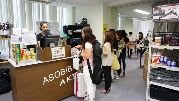 受付前に並ぶサバゲー女子たち