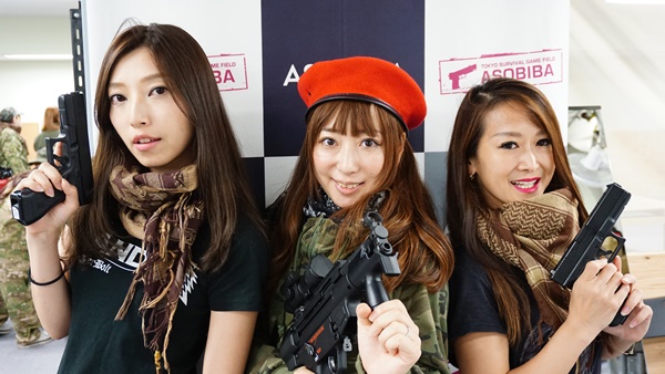 サバゲーをする前にPhotoセッション。メイクが汗で落ちる前に写真を撮るというのも女性ならでは。