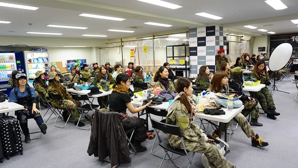 迷彩服に着替えて初心者講習を受ける