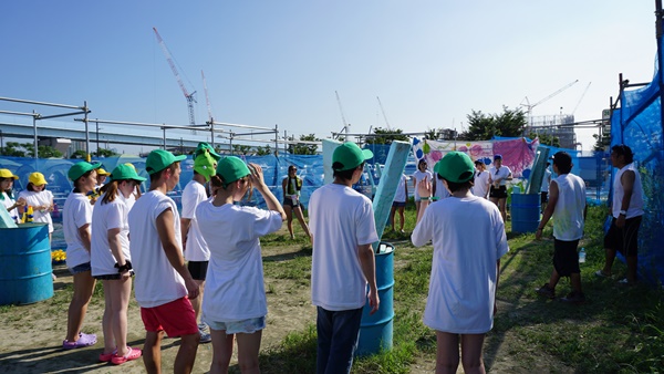 みんなでゲームの説明を聞きます。このときTシャツはまだ真っ白。