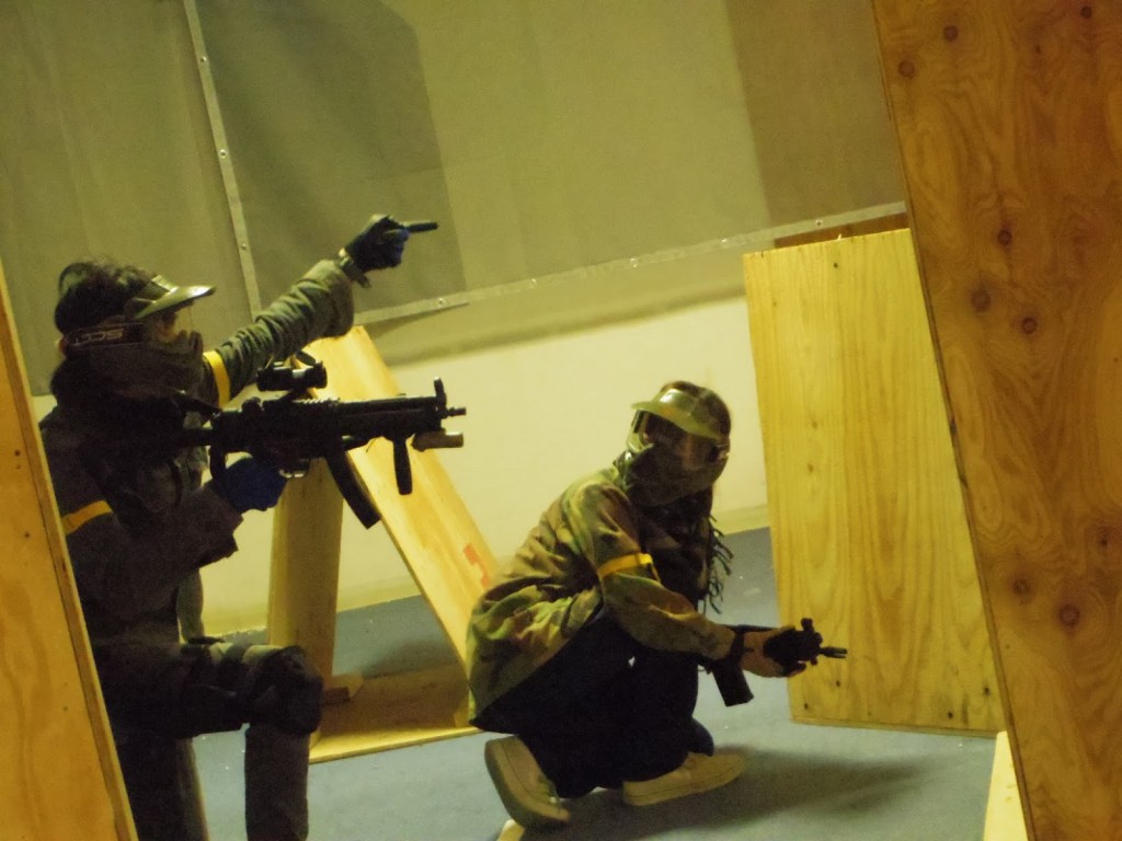 チームメイトに指示を出すサバゲーマー