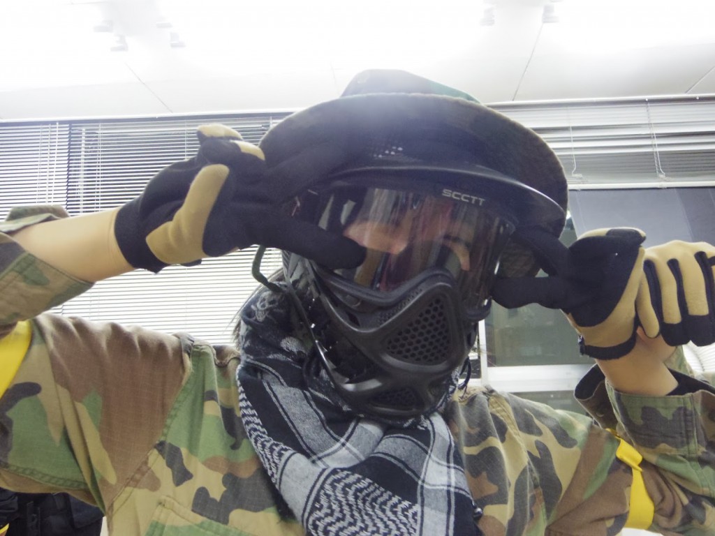 フルフェイスマスクでピース!