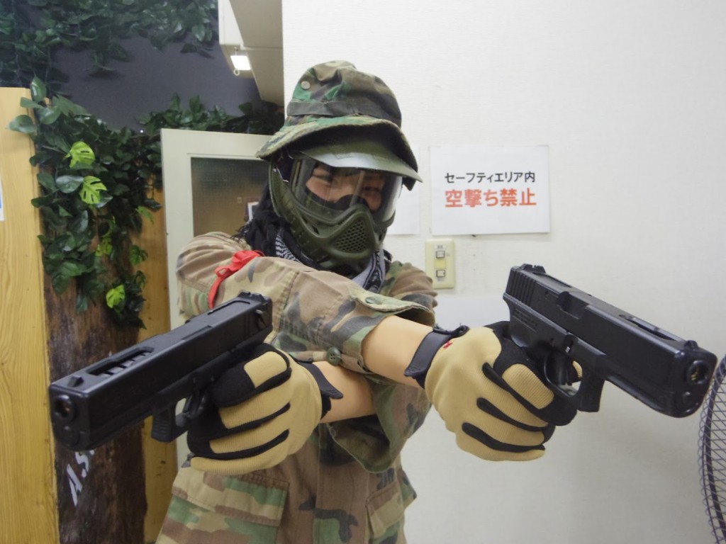 2丁拳銃で構える女性エアソフター