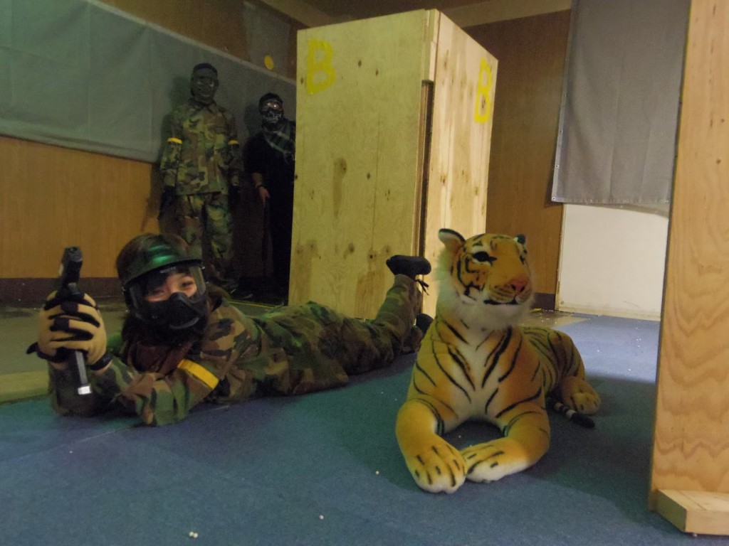 グラビアアシスタントとして活躍する寅吉くん