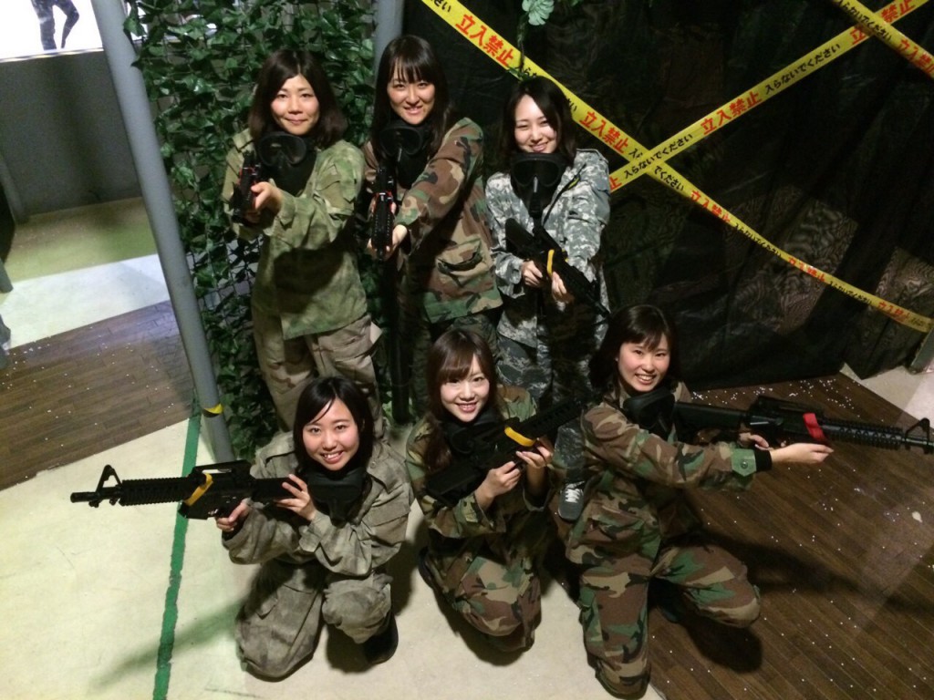 初めてのサバイバルゲームを友達と楽しむ女性たち