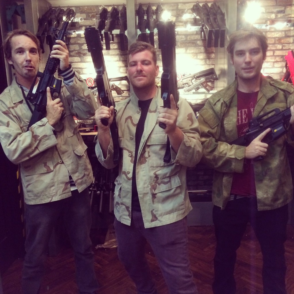 夏休みの日本旅行でサバイバルゲームを楽しむオーストラリアの方たち