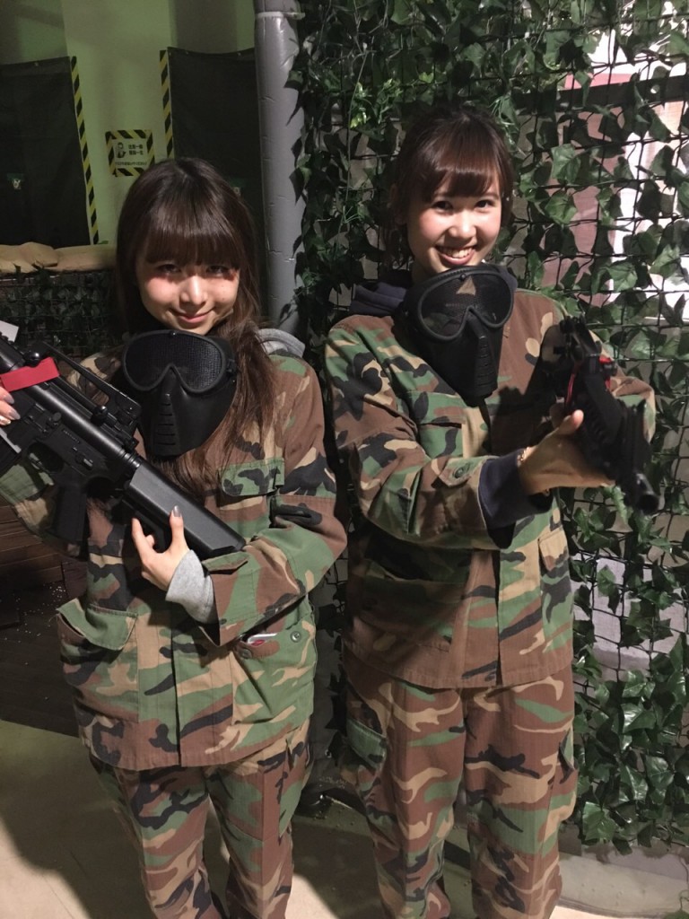 お台場店で女性二人で同じチームでサバイバルゲーム♪