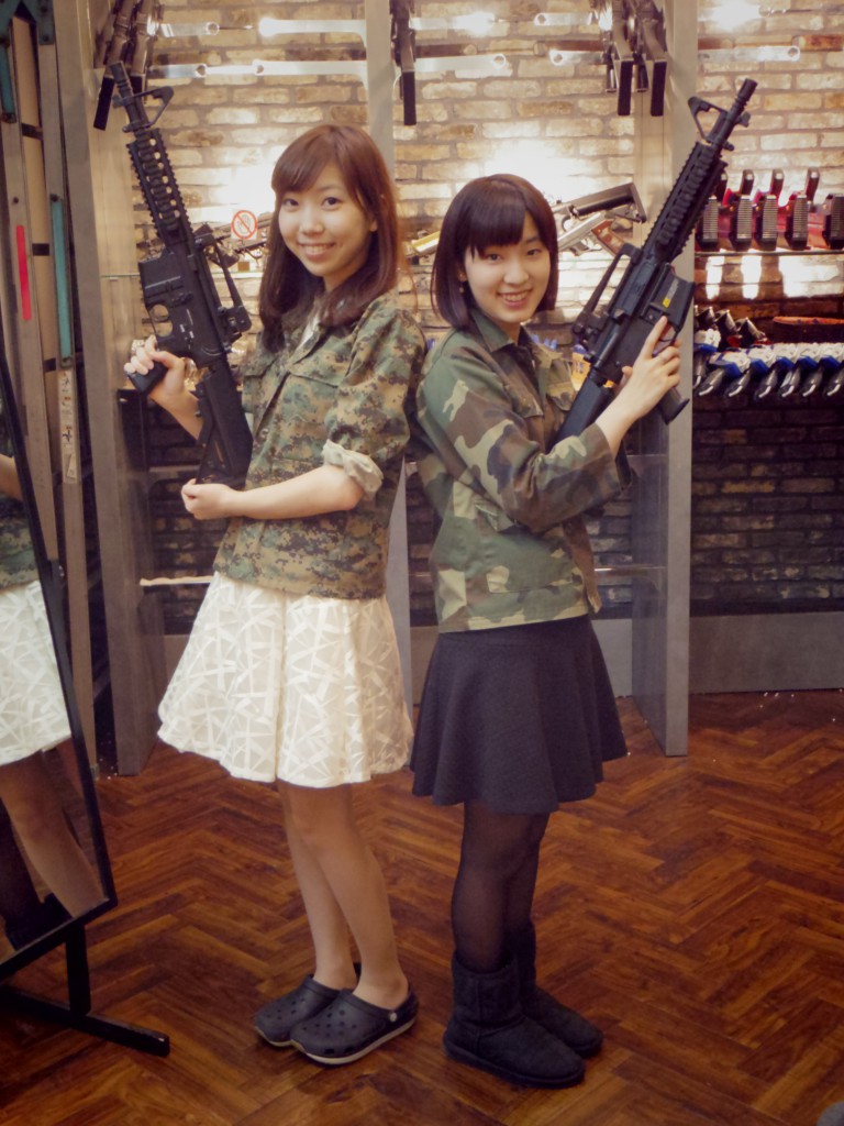 初めてのサバゲーを友達と楽しむ二人