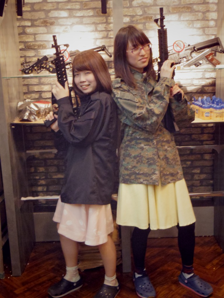 お台場店で女性二人で楽しくサバゲー