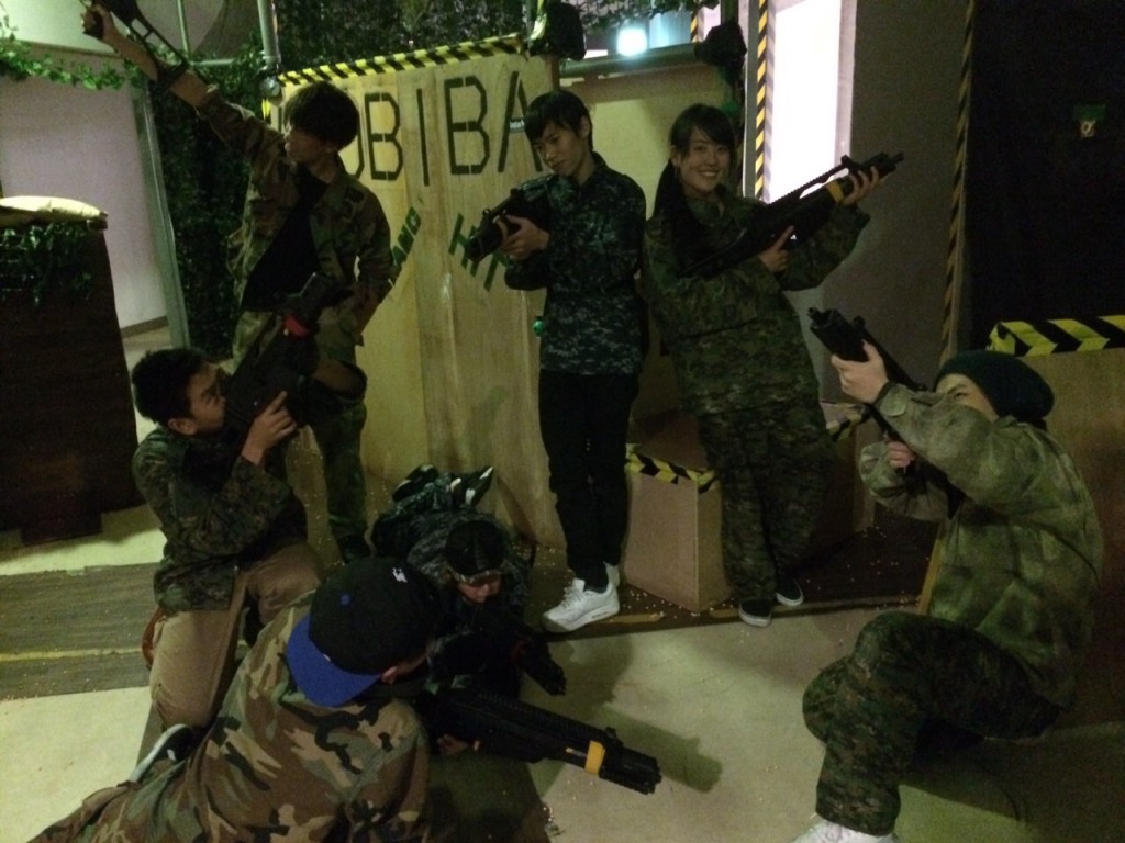 お台場店の貸切サバゲー後に皆で好きなポーズで撮影