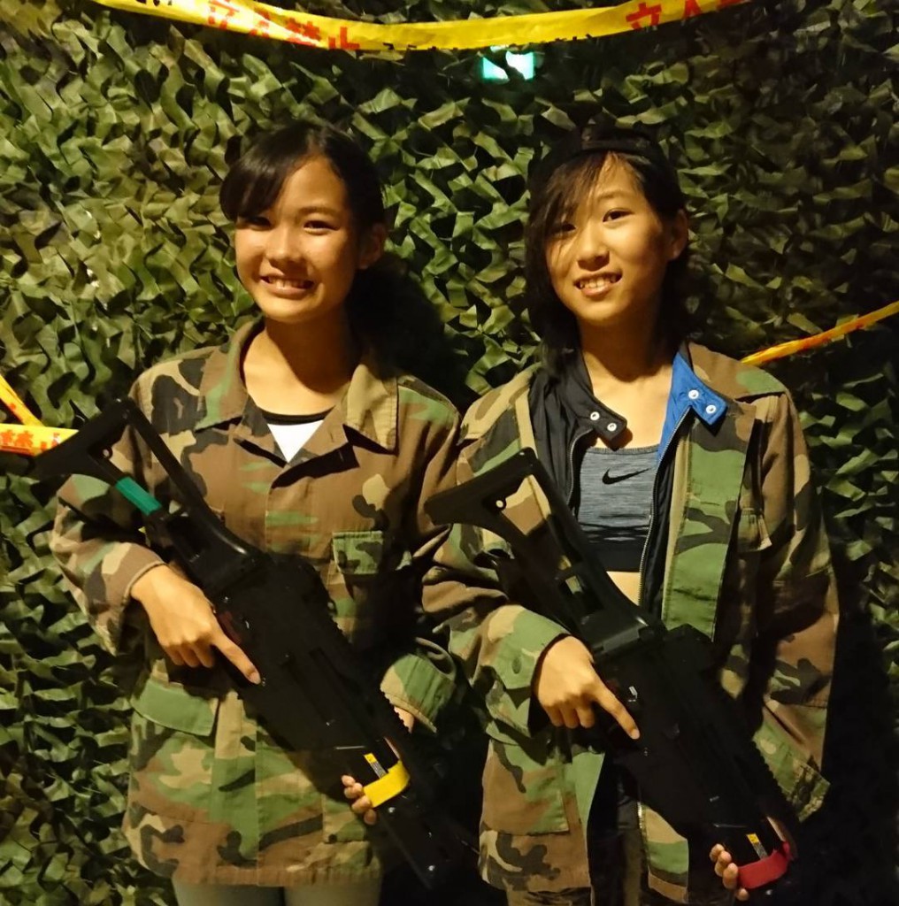 ASOBIABお台場店でサバゲー後に子供二人で記念写真