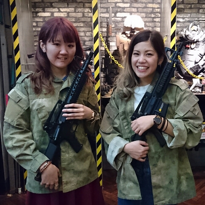 お台場店でサバゲー後に二人で仲良く記念写真