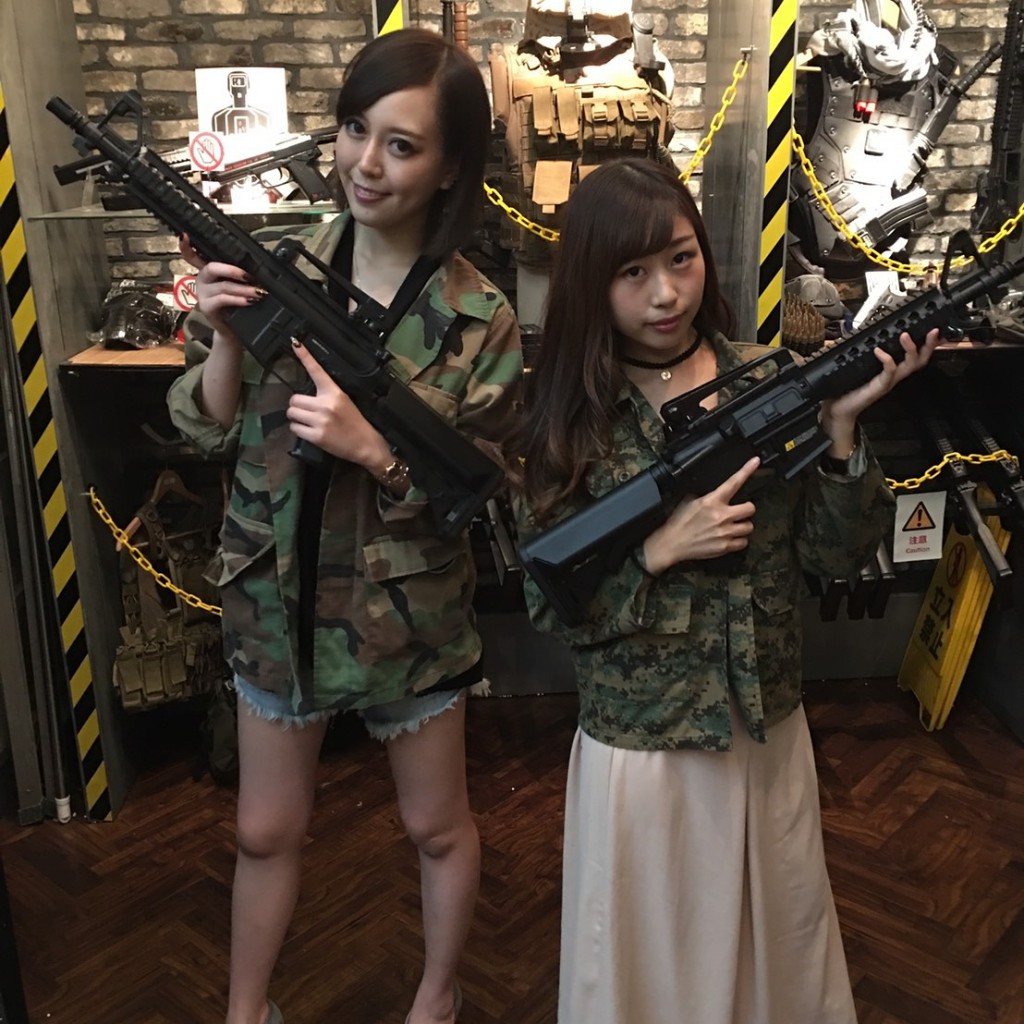 ASOBIBAお台場店でサバゲー後に女子二人で記念写真